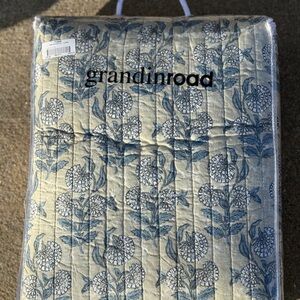 Frontgate Floral Cotton Quilt - Queen - NWT